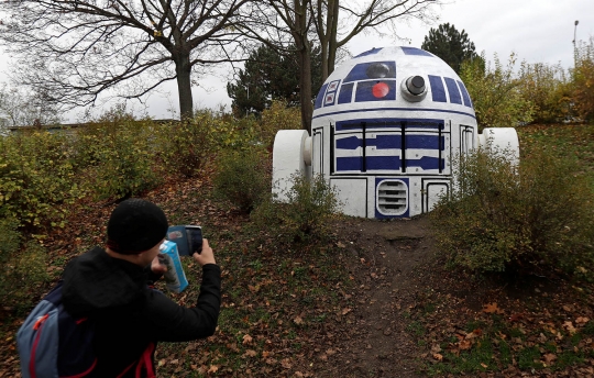 Bunker nuklir mirip robot film Star Wars hebohkan warga Praha