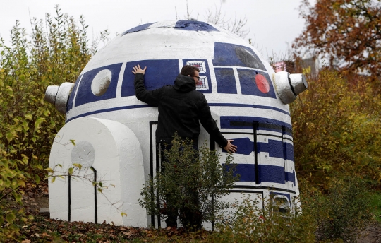 Bunker nuklir mirip robot film Star Wars hebohkan warga Praha