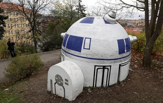 Bunker nuklir mirip robot film Star Wars hebohkan warga Praha
