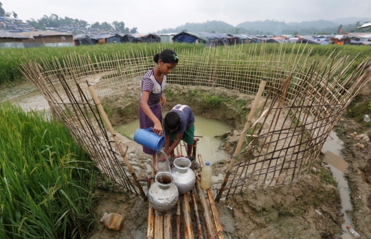 Sumur berlumpur jadi konsumsi sehari-hari warga Rohingya