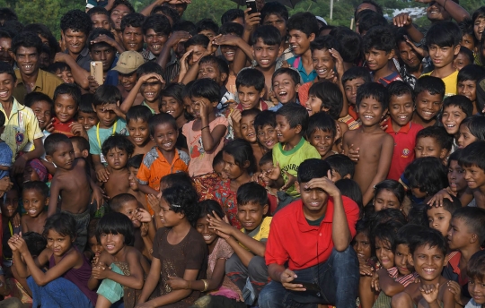 Gelak tawa anak-anak Rohingya saat menonton pertunjukan badut