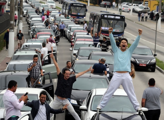 Gelar aksi protes, pengemudi Uber lumpuhkan jalanan Brasil