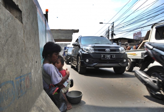 Potret ibu pengemis dan anaknya bertaruh nyawa di tengah kepadatan lalu lintas