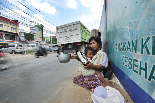 Potret ibu pengemis dan anaknya bertaruh nyawa di tengah kepadatan lalu lintas