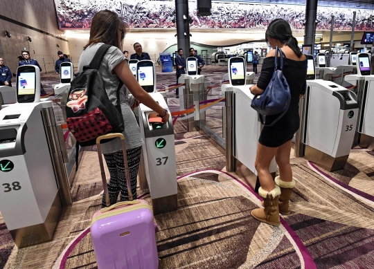 Mencoba gerbang pemindai identitas berteknologi tinggi di Bandara Changi