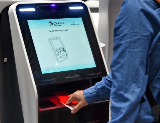 Mencoba gerbang pemindai identitas berteknologi tinggi di Bandara Changi
