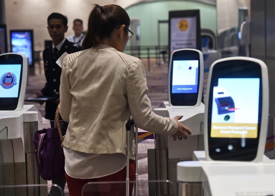Mencoba gerbang pemindai identitas berteknologi tinggi di Bandara Changi