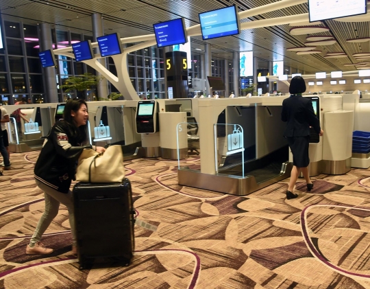 Mencoba gerbang pemindai identitas berteknologi tinggi di Bandara Changi