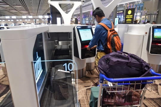 Mencoba gerbang pemindai identitas berteknologi tinggi di Bandara Changi
