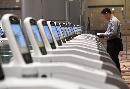 Mencoba gerbang pemindai identitas berteknologi tinggi di Bandara Changi