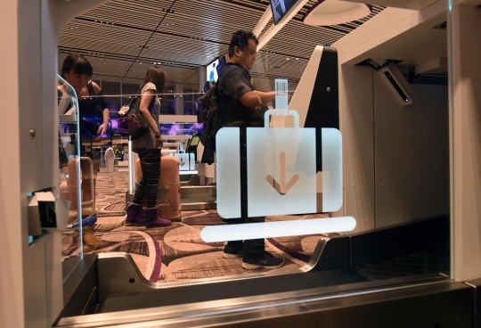 Mencoba gerbang pemindai identitas berteknologi tinggi di Bandara Changi