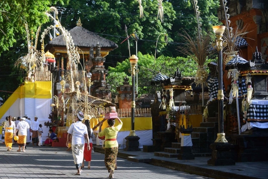 Suasana khidmat upacara Hari Galungan di Pura Jagat Natha