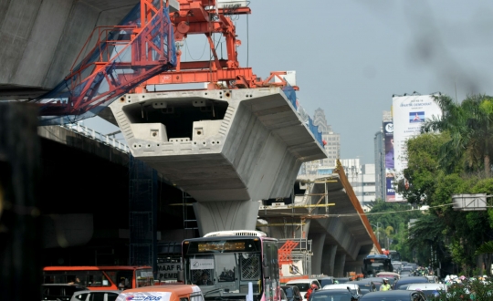 Memantau pembangunan flyover Pancoran yang rampung Desember 2017