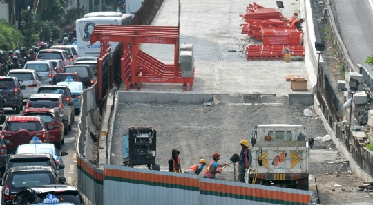 Memantau pembangunan flyover Pancoran yang rampung Desember 2017