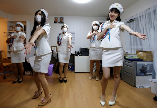 Gaya centil gadis-gadis Jepang penggila girl band Korea Utara