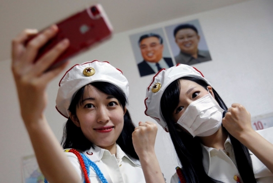 Gaya centil gadis-gadis Jepang penggila girl band Korea Utara