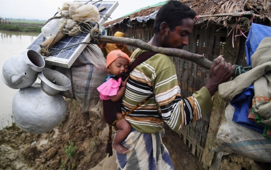 Potret pilu bocah Rohingya dalam pikulan orang tua