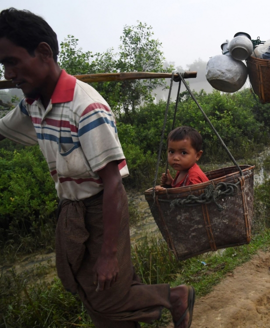Potret pilu bocah Rohingya dalam pikulan orang tua