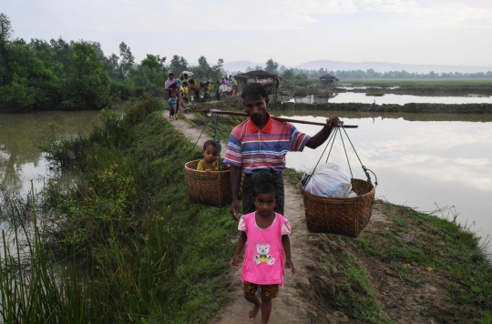 Potret pilu bocah Rohingya dalam pikulan orang tua