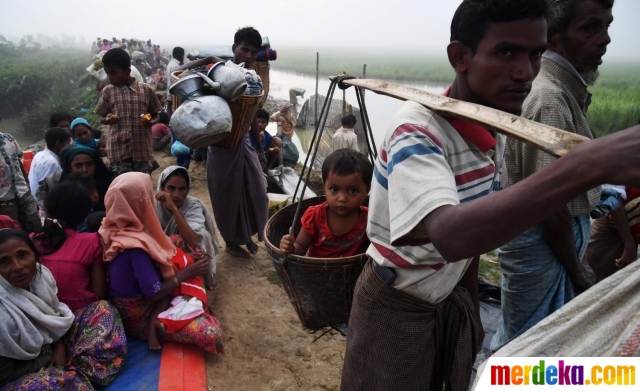 Foto Potret pilu bocah Rohingya dalam pikulan orang tua 