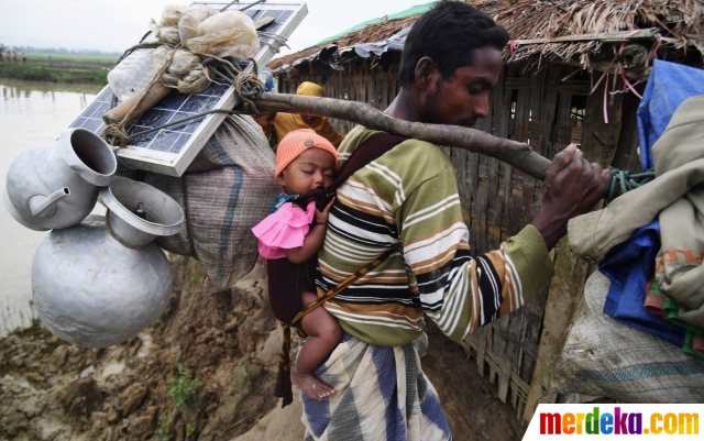 Foto Potret pilu bocah Rohingya dalam pikulan orang tua 