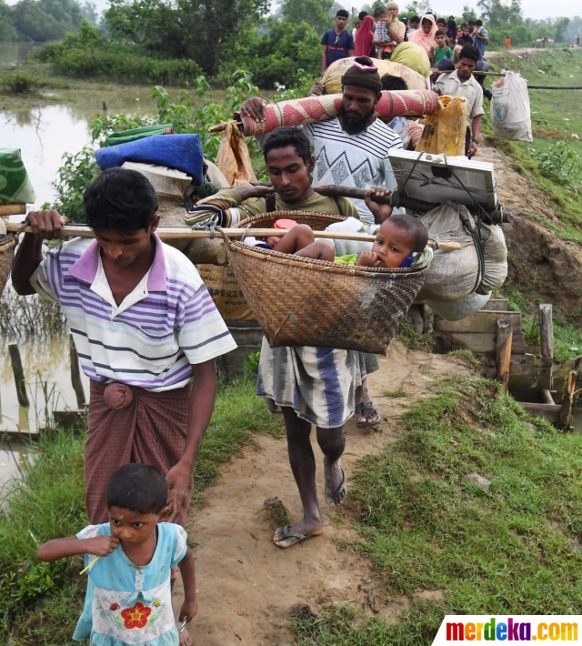 Foto Potret pilu bocah Rohingya dalam pikulan orang tua 