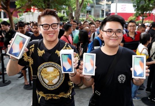 Hebohnya antrean iPhone X di Singapura