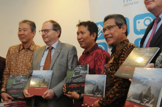 Duta Besar Prancis untuk Indonesia terima buku karya Fotografer Hasiholan Siahaan