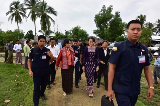 Aksi Aung San Suu Kyi saat berdialog dengan penduduk muslim di Rakhine