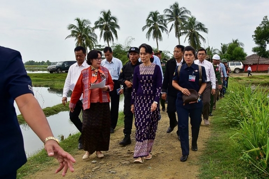 Aksi Aung San Suu Kyi saat berdialog dengan penduduk muslim di Rakhine