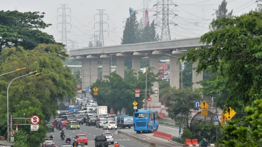 Progres pembangunan LRT di UKI Cawang