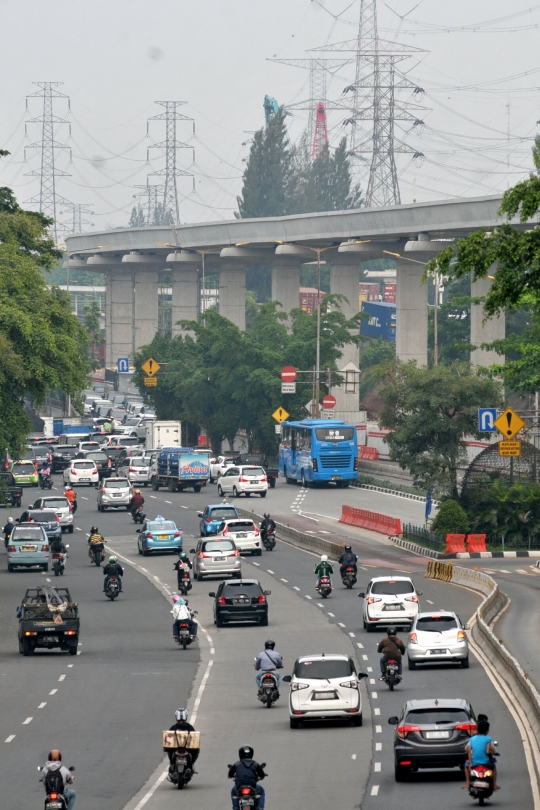 Progres pembangunan LRT di UKI Cawang