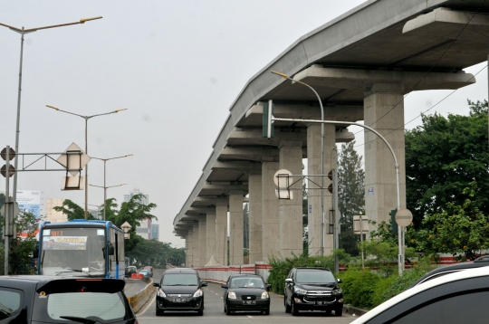 Progres pembangunan LRT di UKI Cawang