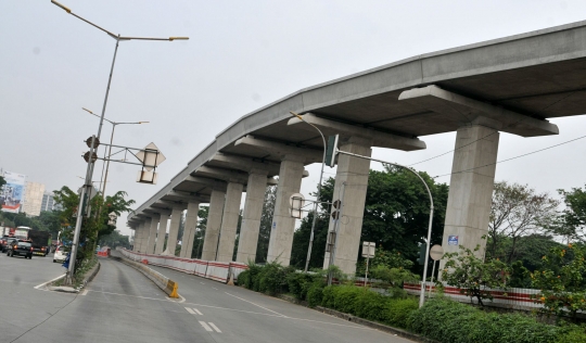 Progres pembangunan LRT di UKI Cawang