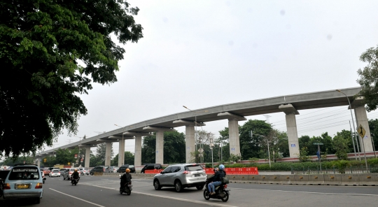 Progres pembangunan LRT di UKI Cawang