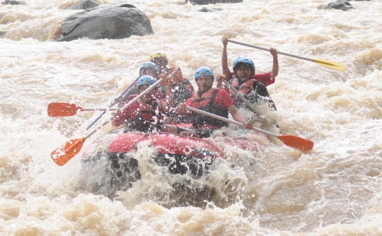 Uji adrenalin berarung jeram di musim hujan