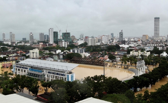 Parahnya banjir di Malaysia, sulap stadion jadi mirip kolam raksasa