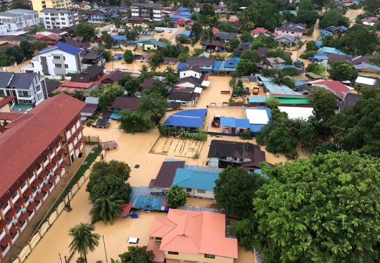 Parahnya banjir di Malaysia, sulap stadion jadi mirip kolam raksasa