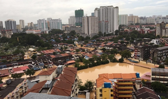 Parahnya banjir di Malaysia, sulap stadion jadi mirip kolam raksasa