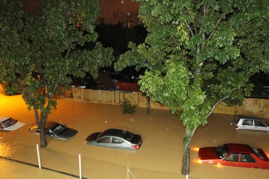 Parahnya banjir di Malaysia, sulap stadion jadi mirip kolam raksasa