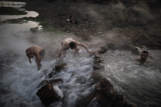 Menikmati relaksasi dengan berendam di kolam air panas Dataran Tinggi Golan