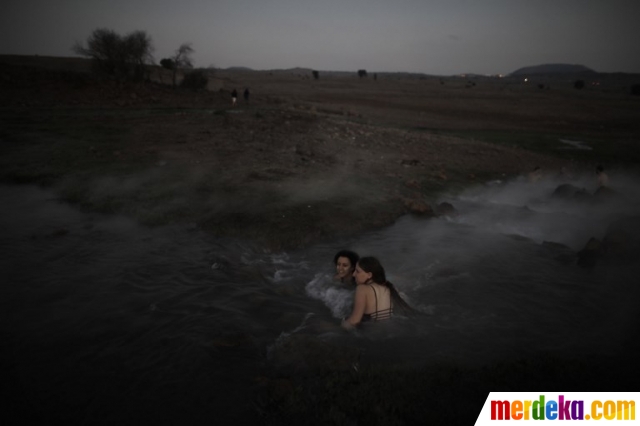 Foto : Menikmati relaksasi dengan berendam di kolam air 