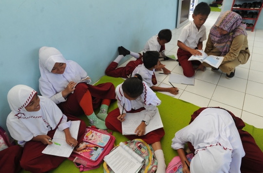 Mirisnya murid SD negeri belajar di lantai kelas