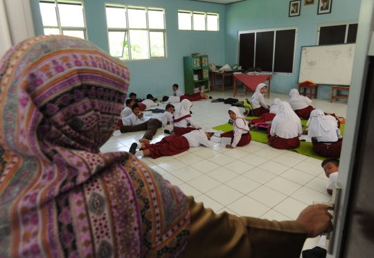 Mirisnya murid SD negeri belajar di lantai kelas