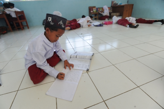 Mirisnya murid SD negeri belajar di lantai kelas