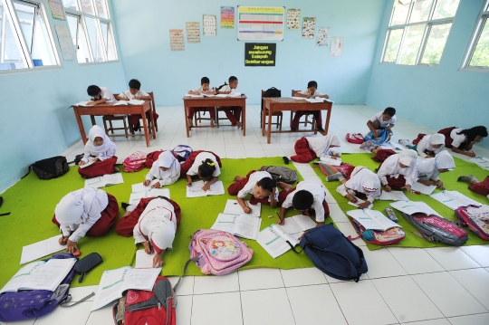 Mirisnya murid SD negeri belajar di lantai kelas