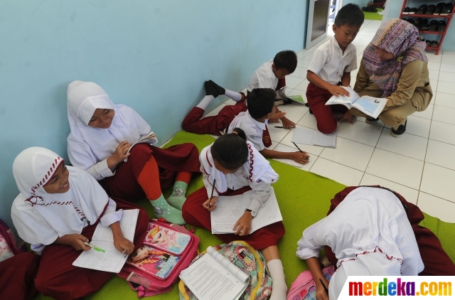 Foto Mirisnya murid SD negeri belajar  di lantai  kelas 