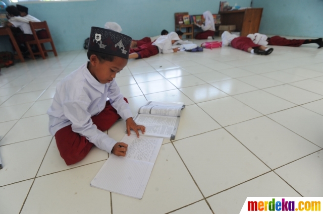 Foto Mirisnya murid  SD negeri belajar  di lantai kelas 