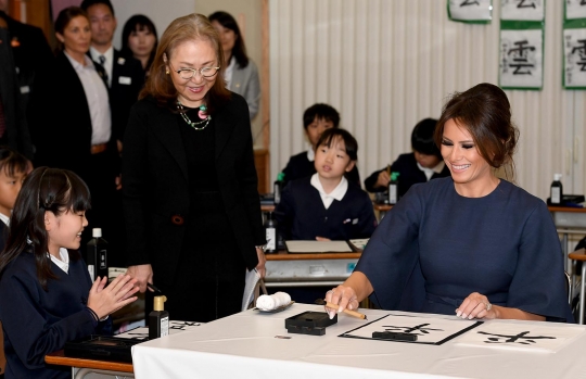 Keakraban Melania Trump belajar menulis kanji bersama murid SD di Jepang