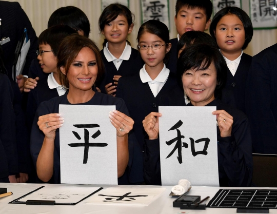 Keakraban Melania Trump belajar menulis kanji bersama murid SD di Jepang